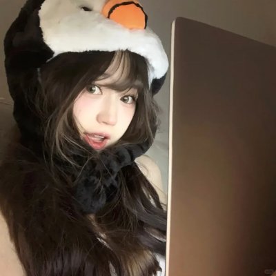 走在雪地上的人
